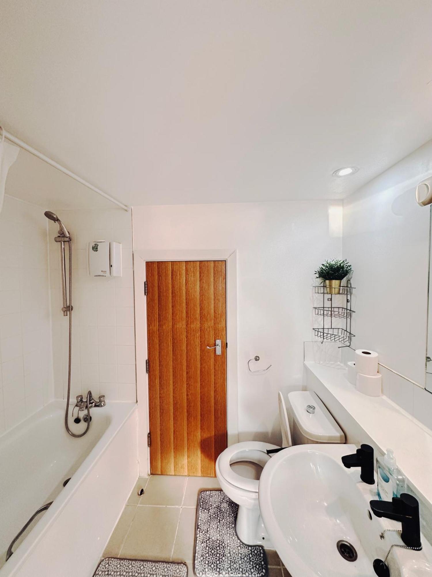 25 Percent Off Monthly 2bed Serviced Business & Family Guests Free Wifi & Netflix Sleeps 4!