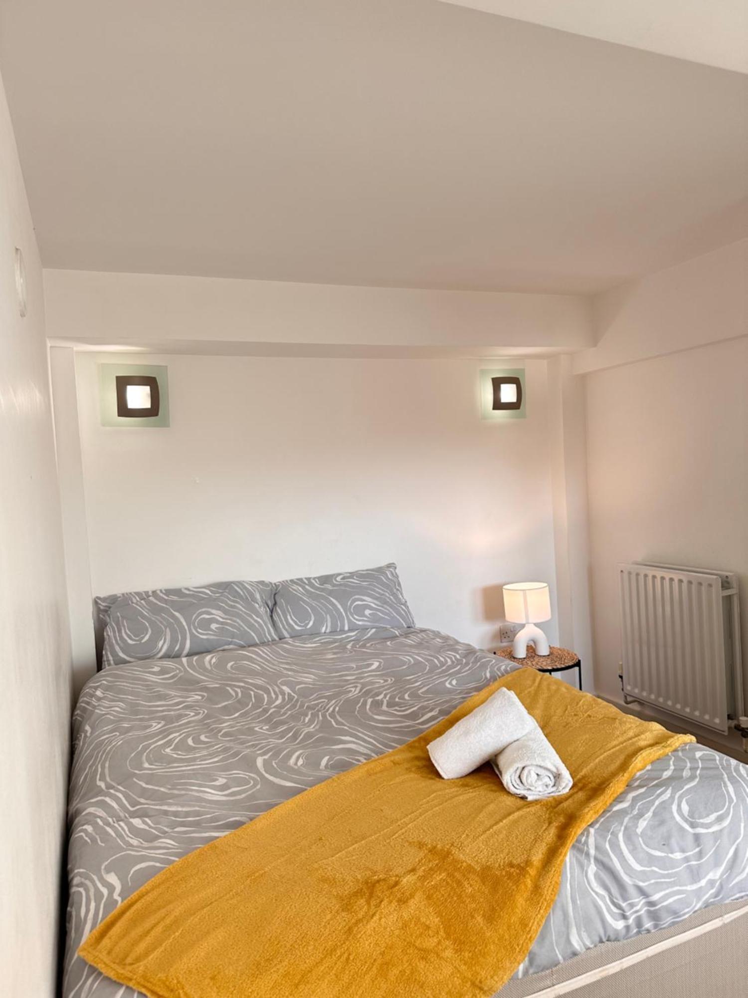 25 Percent Off Monthly 2bed Serviced Business & Family Guests Free Wifi & Netflix Sleeps 4! Appartamento